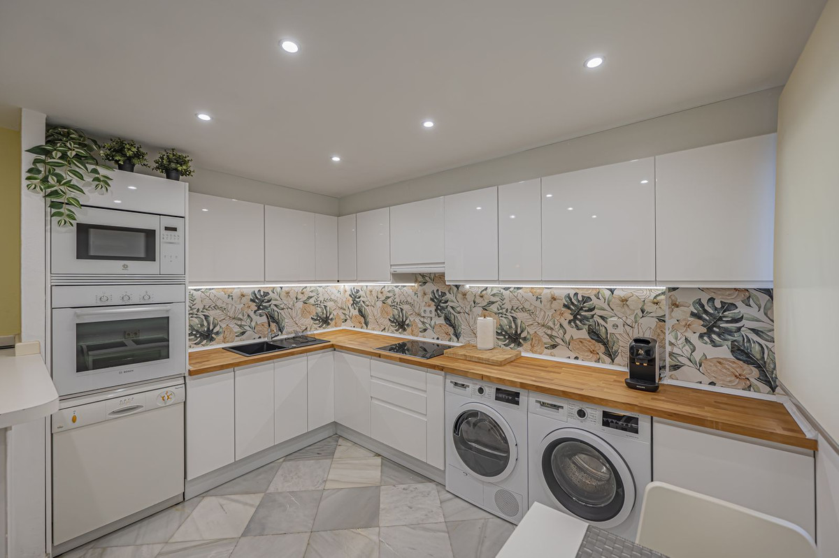 2 Bedroom Apartment for Sale in Estepona — 9