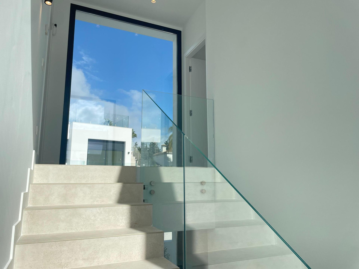 6 Bedroom Villa for Sale in Estepona — view 13
