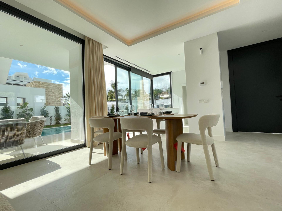 6 Bedroom Villa for Sale in Estepona — 9