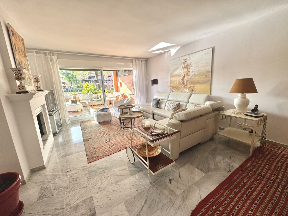 4 Bedroom Apartment for Sale in Guadalmina Baja — 3