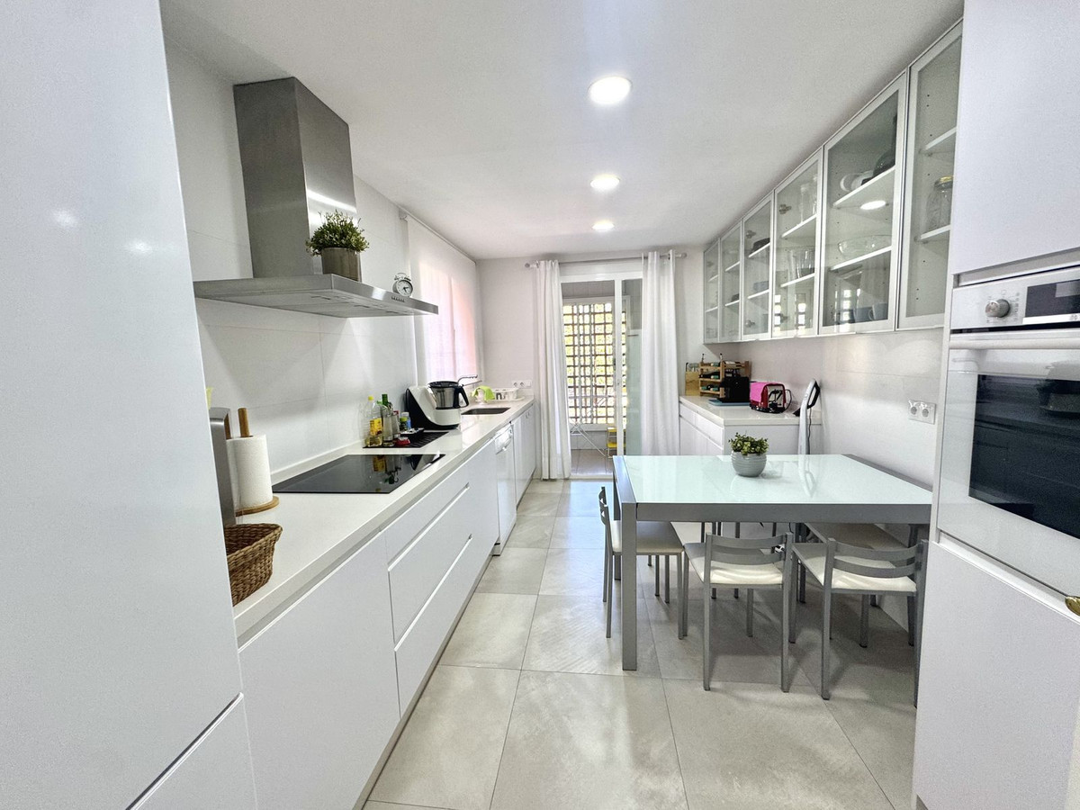 4 Bedroom Apartment for Sale in Guadalmina Baja — view 10