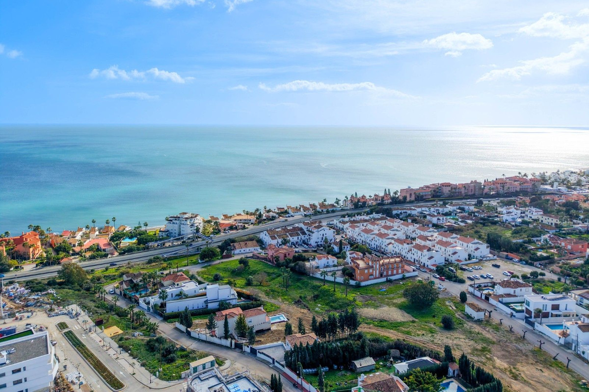 3 Bedroom Apartment for Sale in Estepona — 2