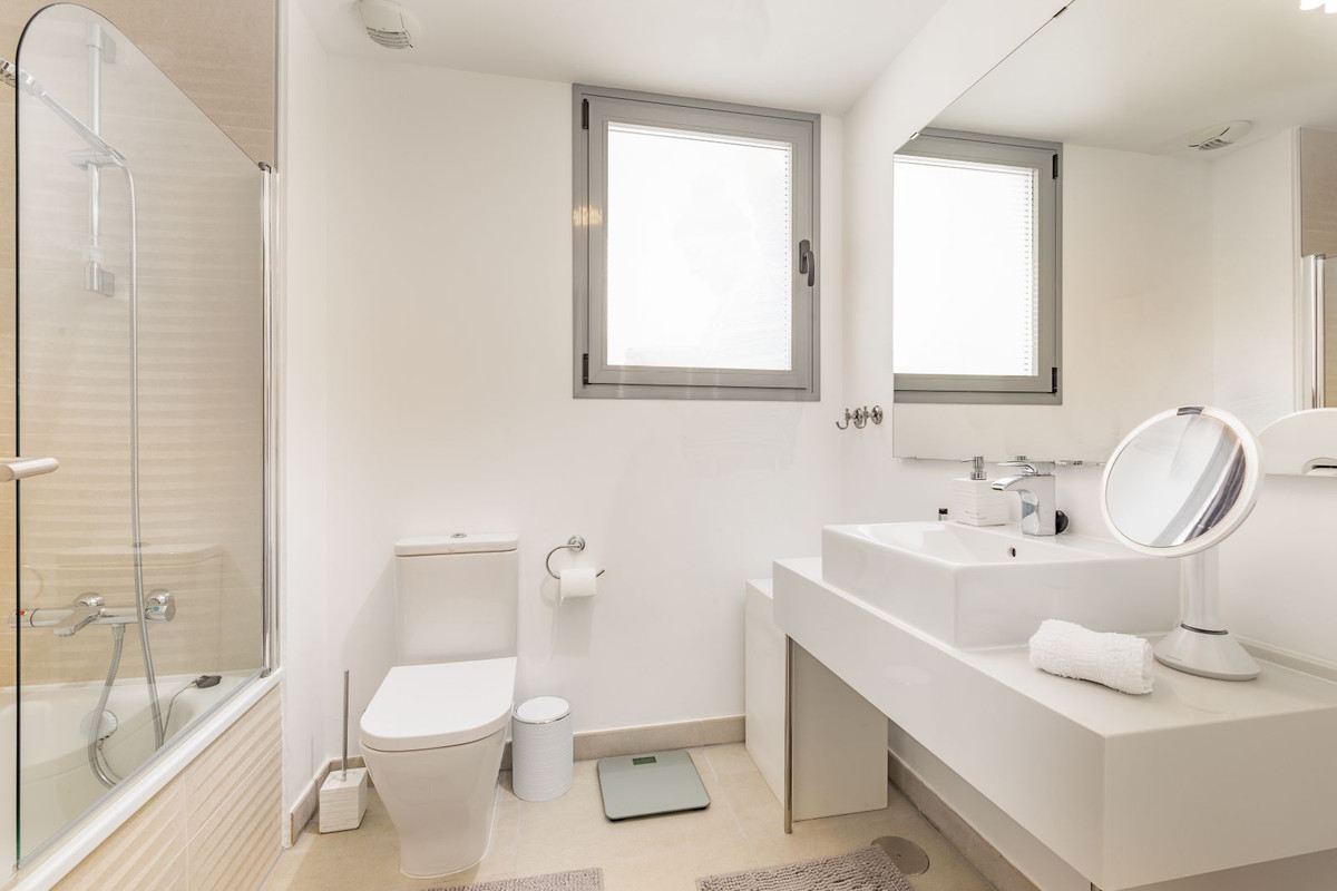 3 Bedroom Apartment for Sale in Estepona — view 10