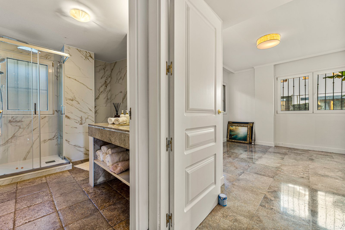 3 Bedroom Apartment for Sale in The Golden Mile — view 15