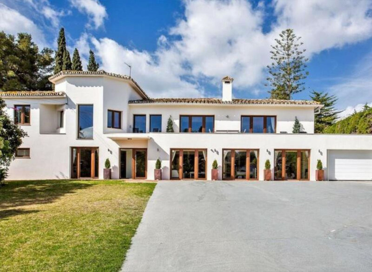 7 Bedroom Villa for Sale in San Pedro de Alcántara