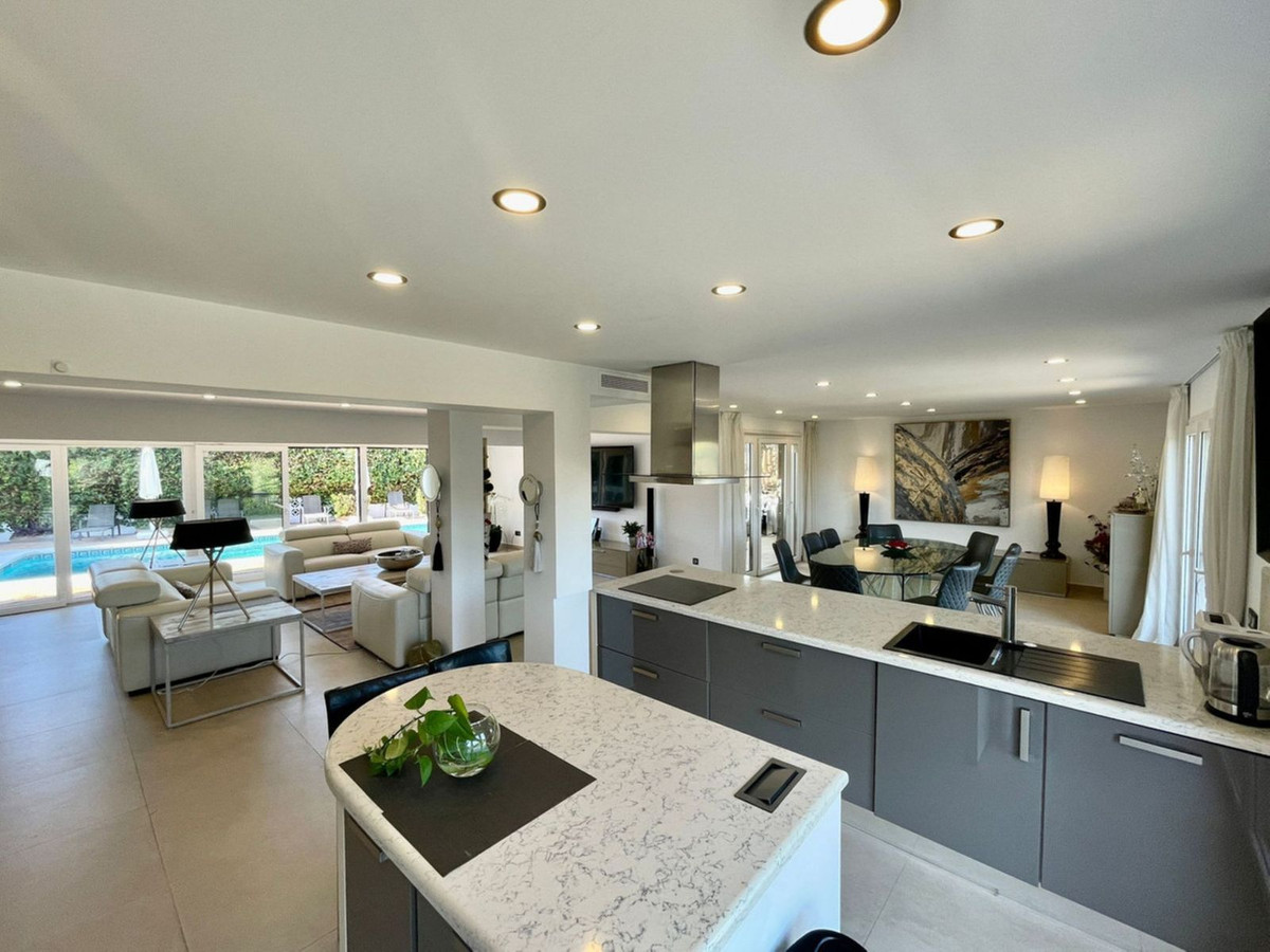 7 Bedroom Villa for Sale in San Pedro de Alcántara — 4