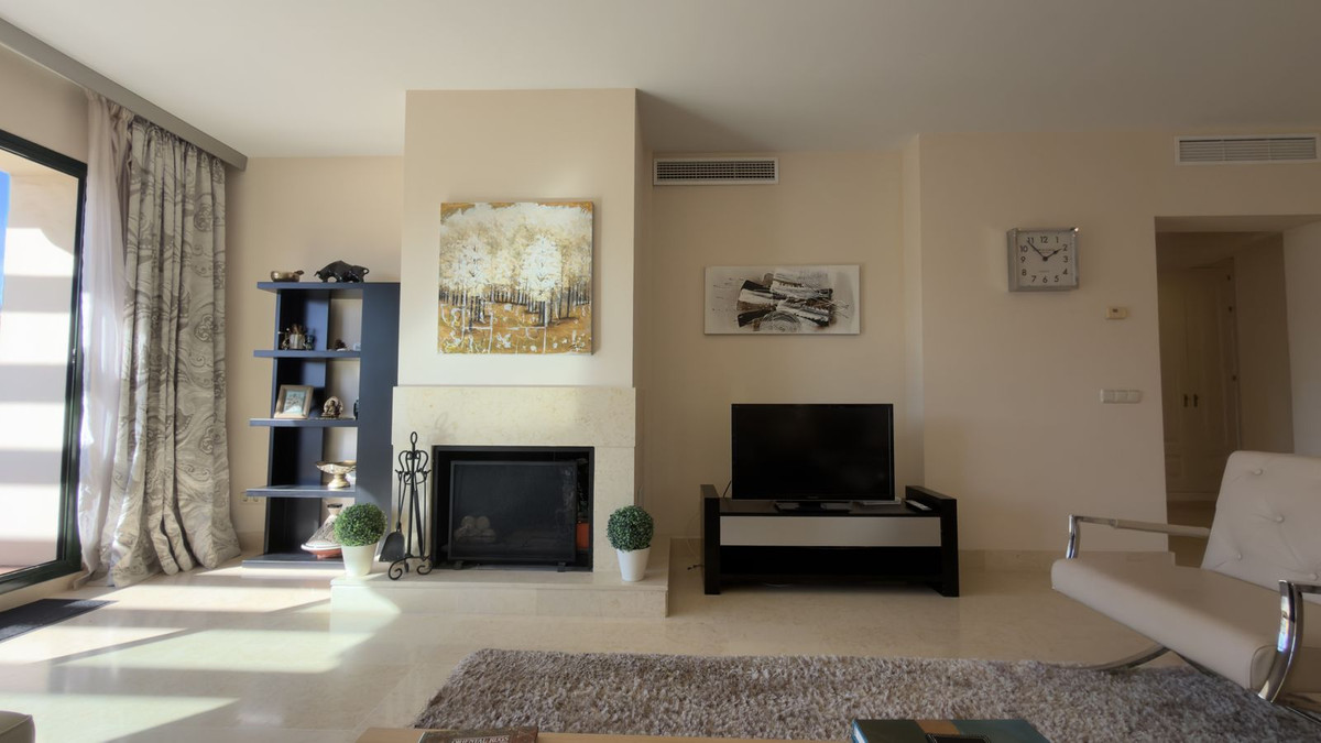3 Bedroom Apartment for Sale in Benahavís — 2