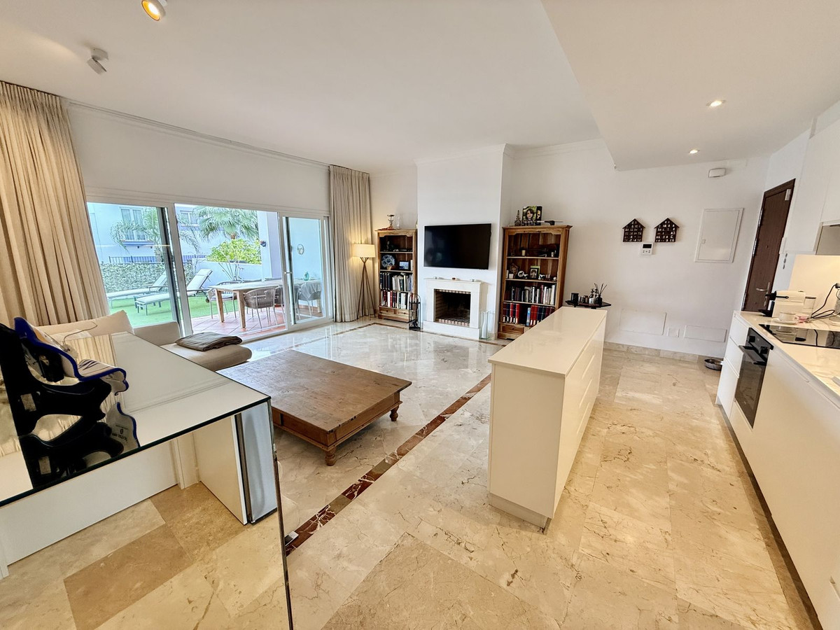 3 Bedroom Apartment for Sale in Benahavís — 6