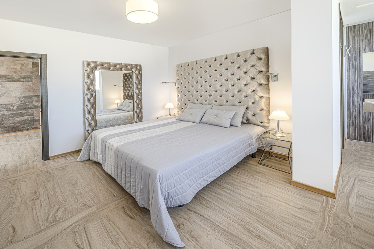 2 Bedroom Apartment for Sale in Estepona — view 10
