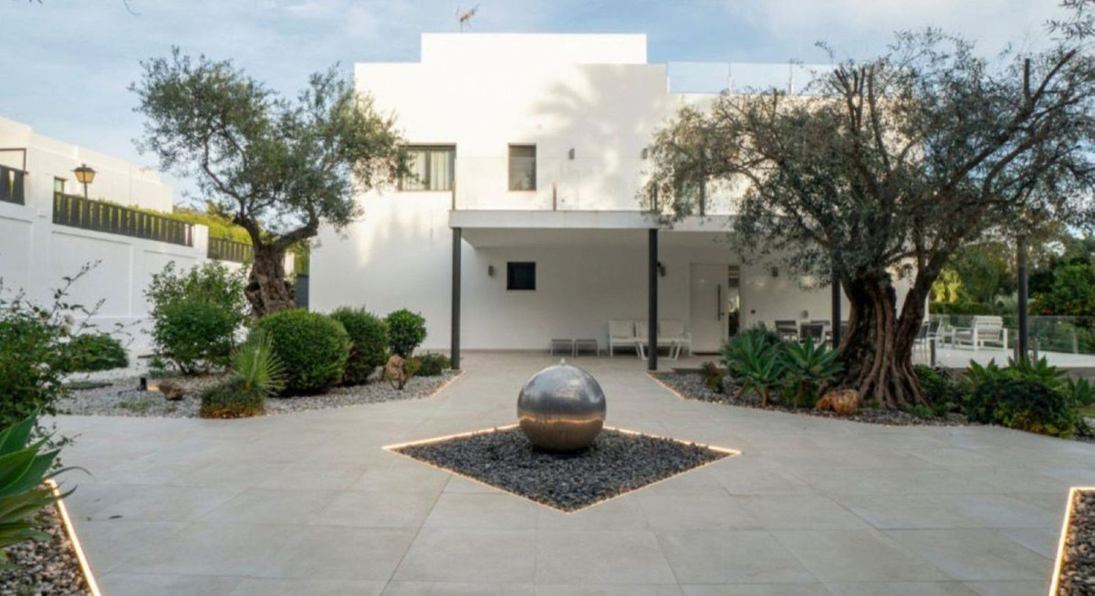 5 Bedroom Villa for Sale in Nueva Andalucía