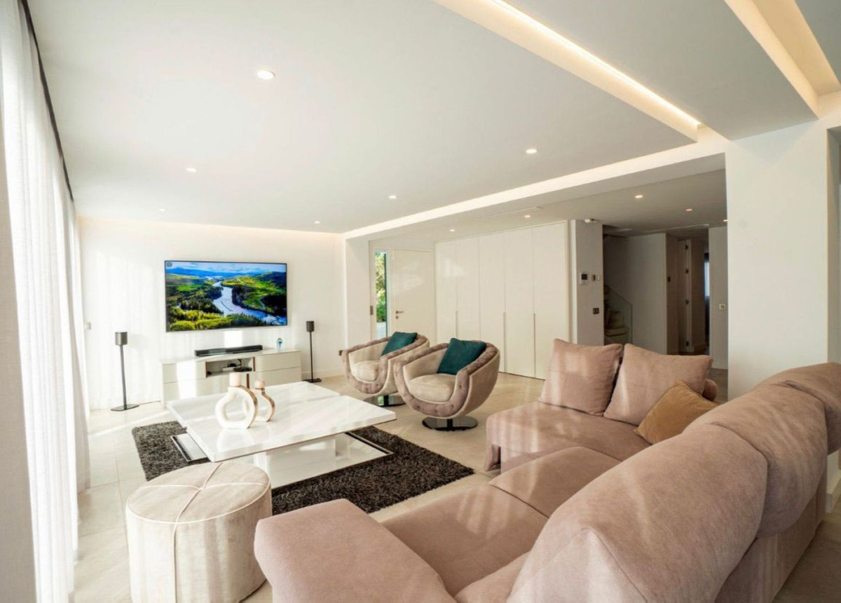 5 Bedroom Villa for Sale in Nueva Andalucía — 2