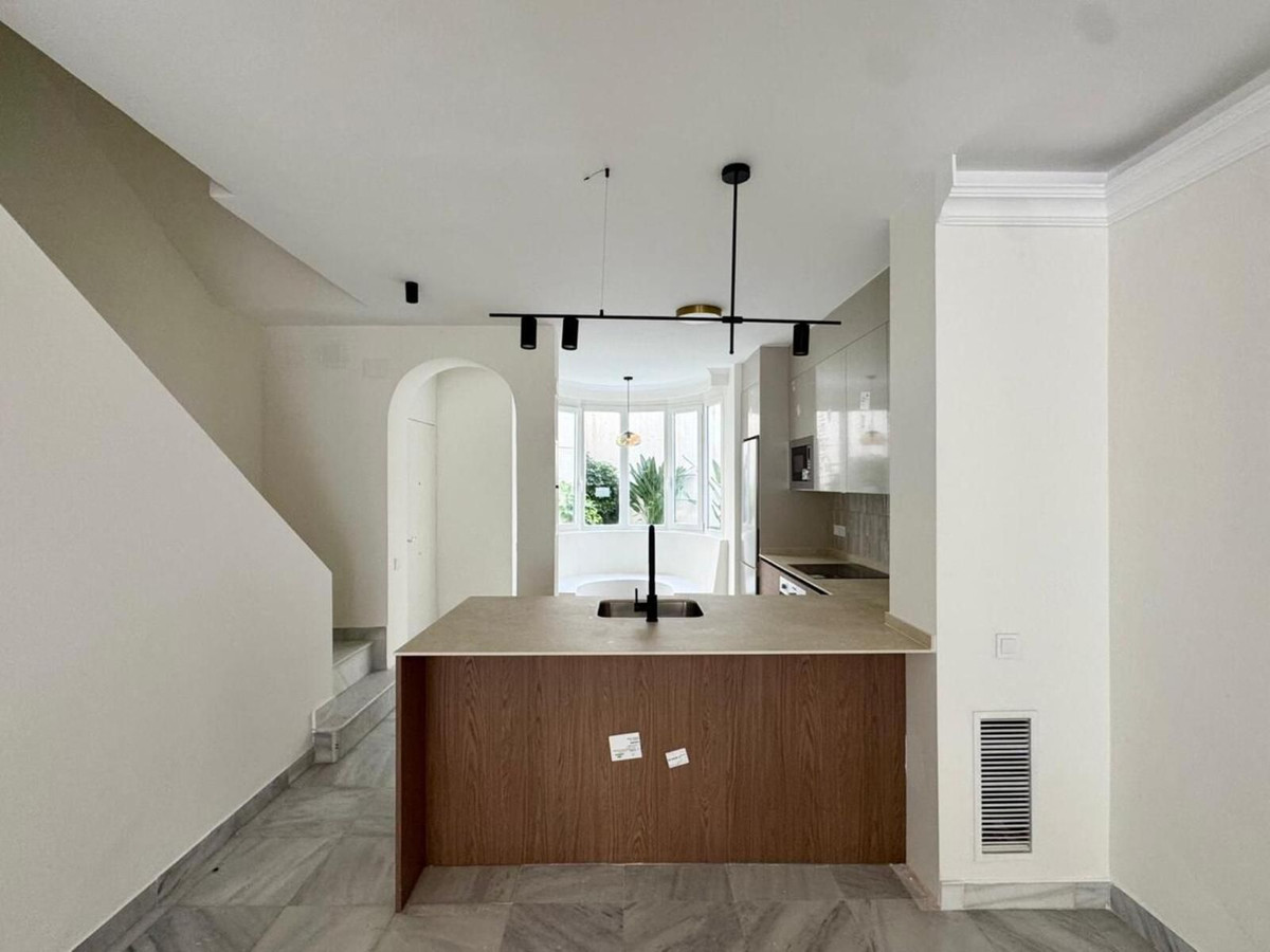 2 Bedroom Apartment for Sale in The Golden Mile — 9