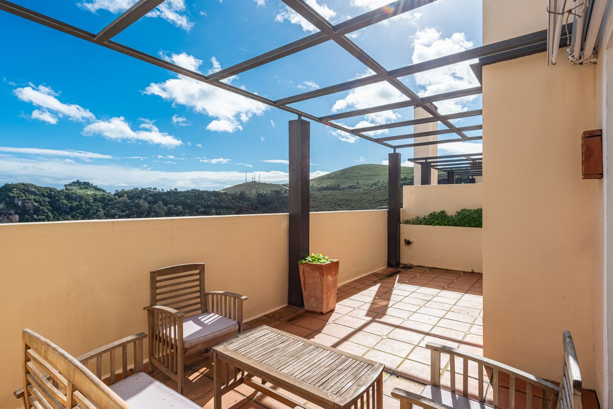 4 Bedroom Villa for Sale in Benahavís — 2