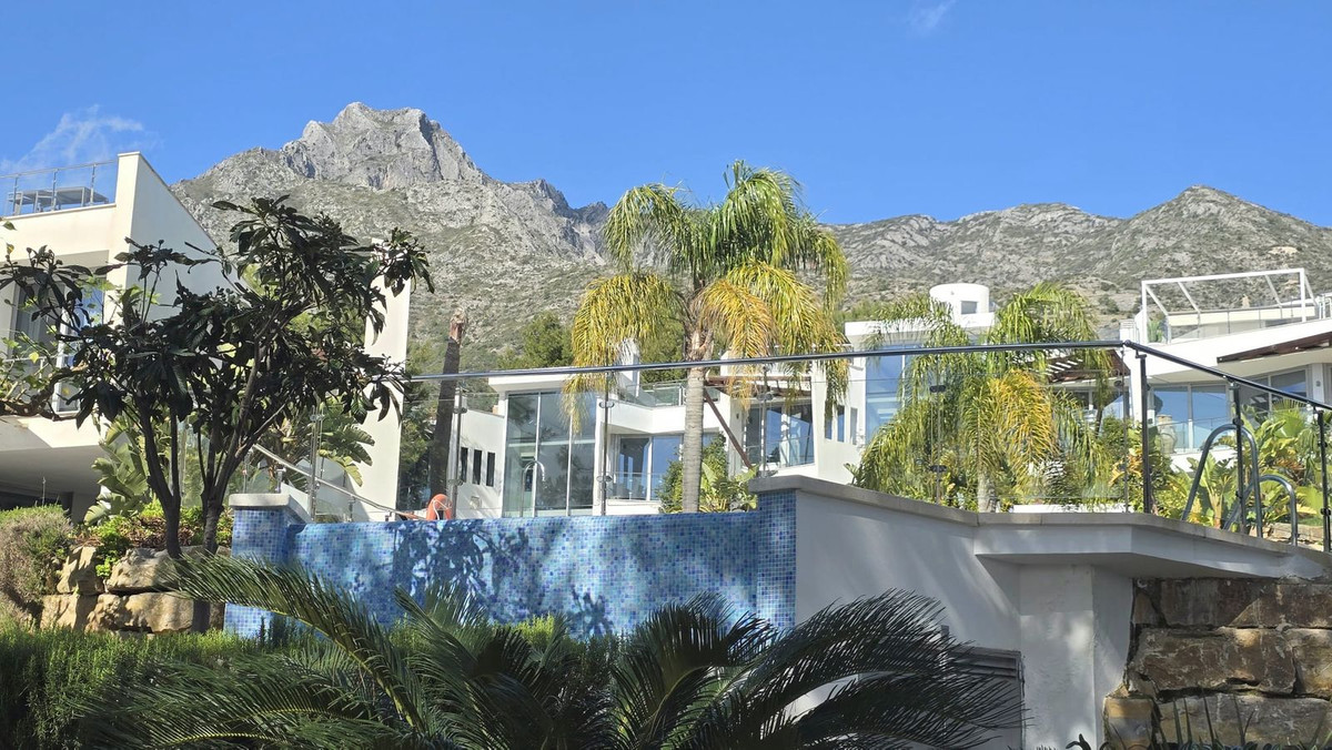 5 Bedroom Villa for Sale in The Golden Mile