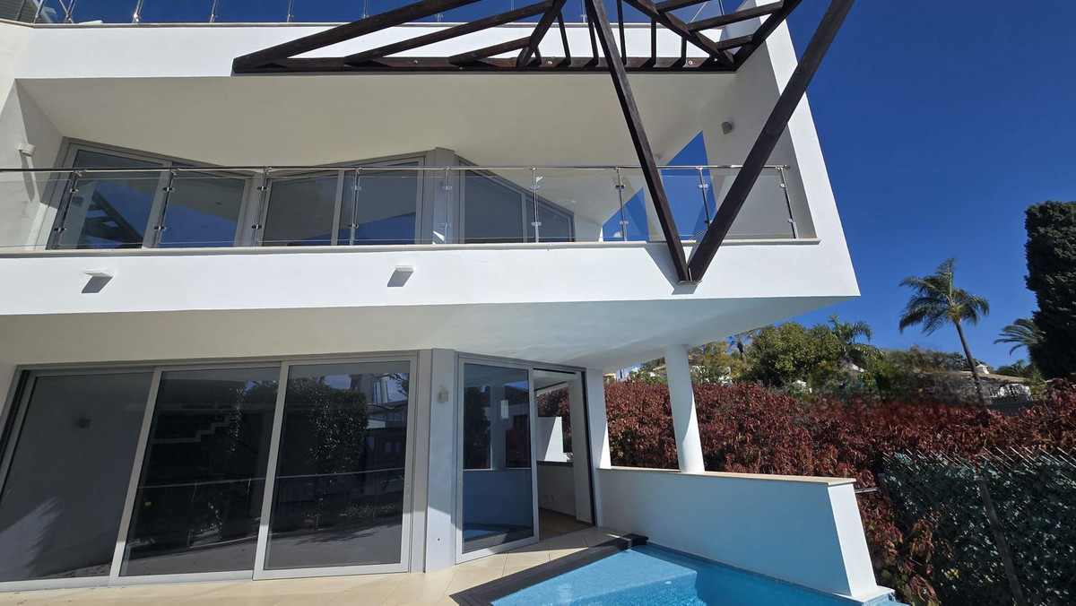 5 Bedroom Villa for Sale in The Golden Mile — 2