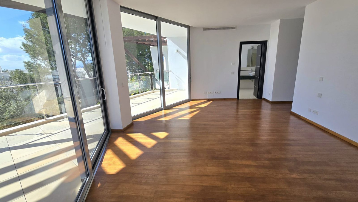 5 Bedroom Villa for Sale in The Golden Mile — 8