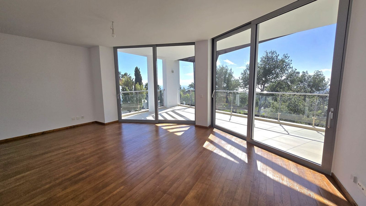 5 Bedroom Villa for Sale in The Golden Mile — 9
