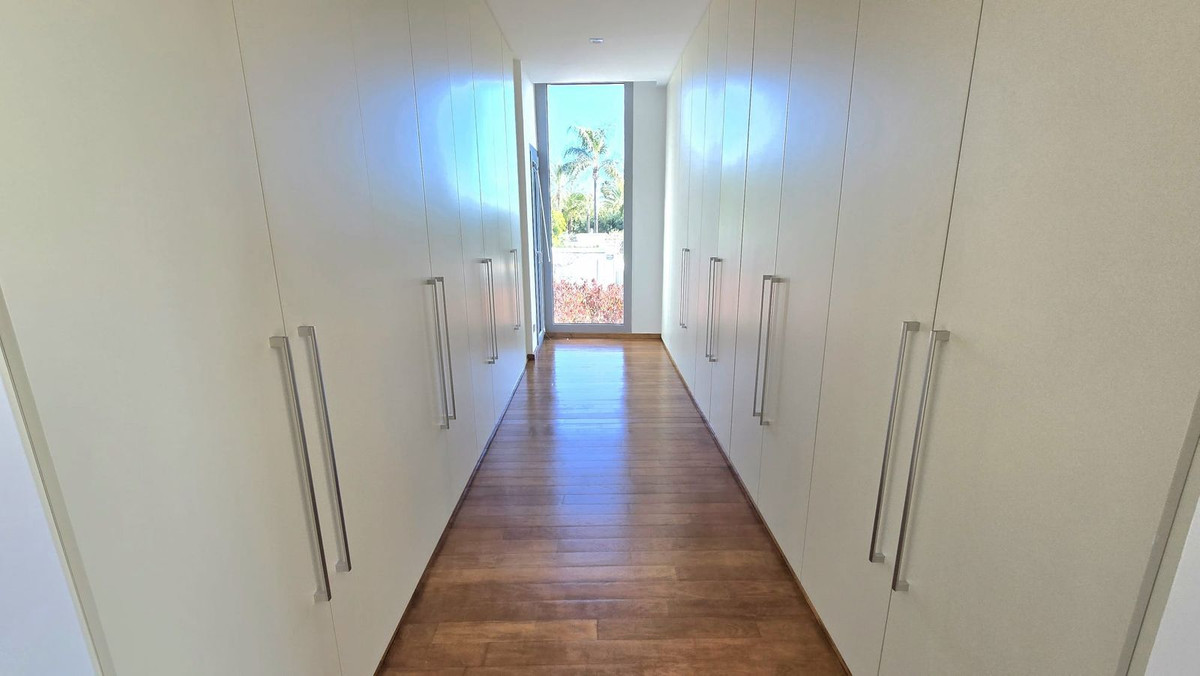5 Bedroom Villa for Sale in The Golden Mile — view 10