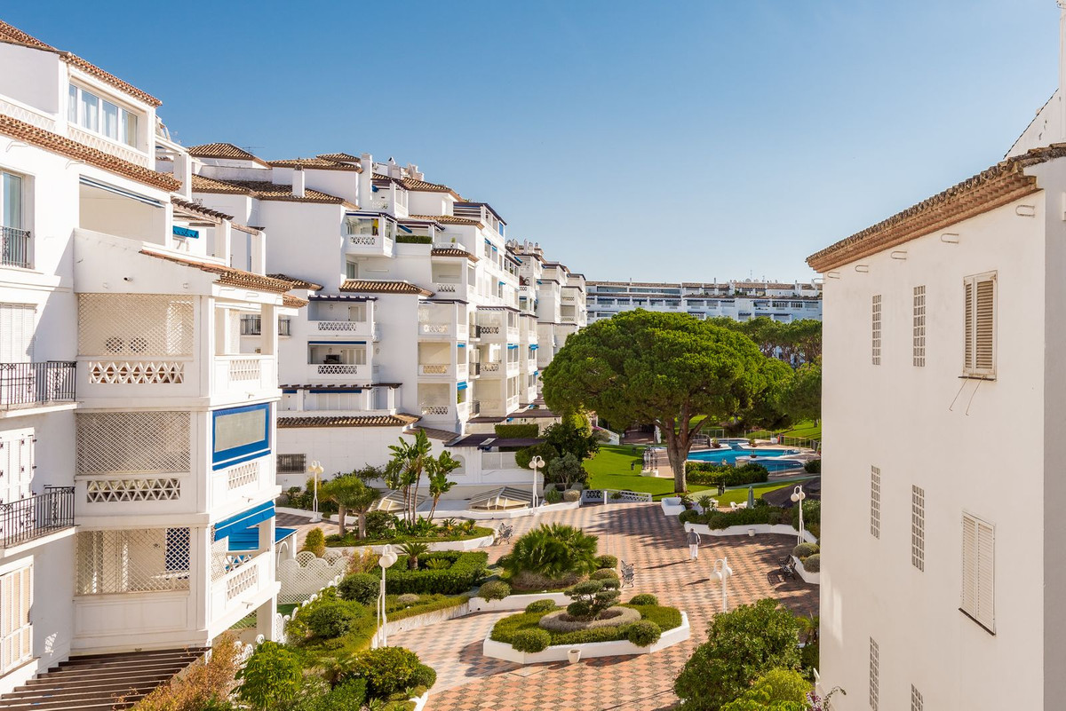 2 Bedroom Apartment for Sale in Puerto Banús — 8