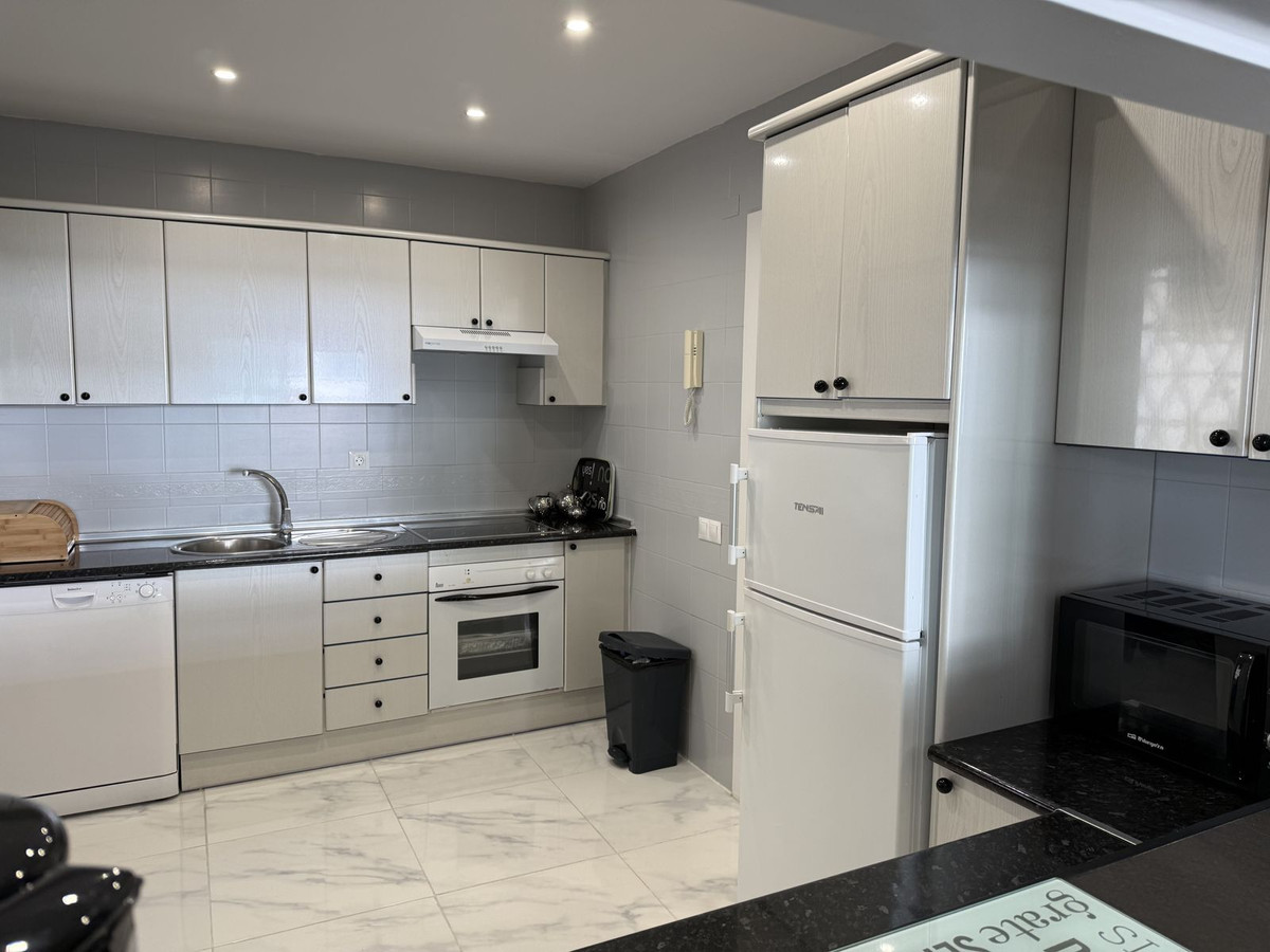 2 Bedroom Apartment for Sale in Puerto Banús — view 10