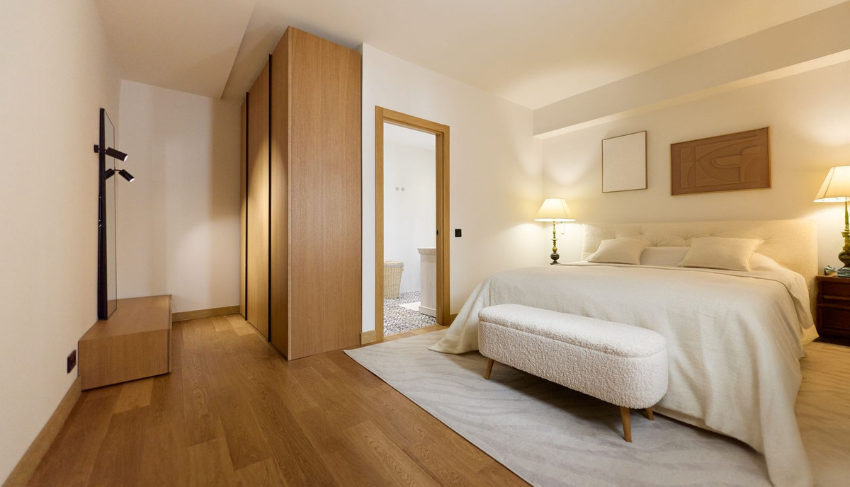 2 Bedroom Apartment for Sale in Puerto Banús — 6