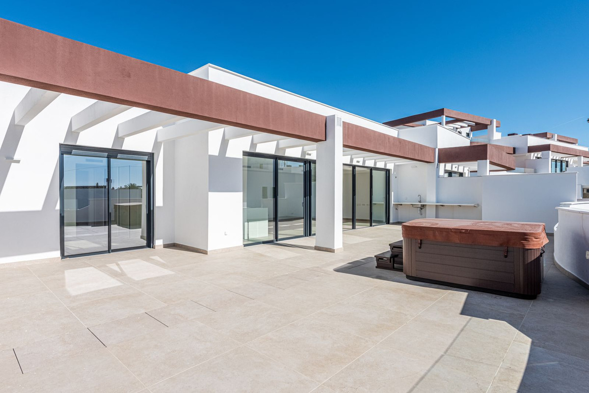 4 Bedroom Apartment for Sale in Estepona — 3