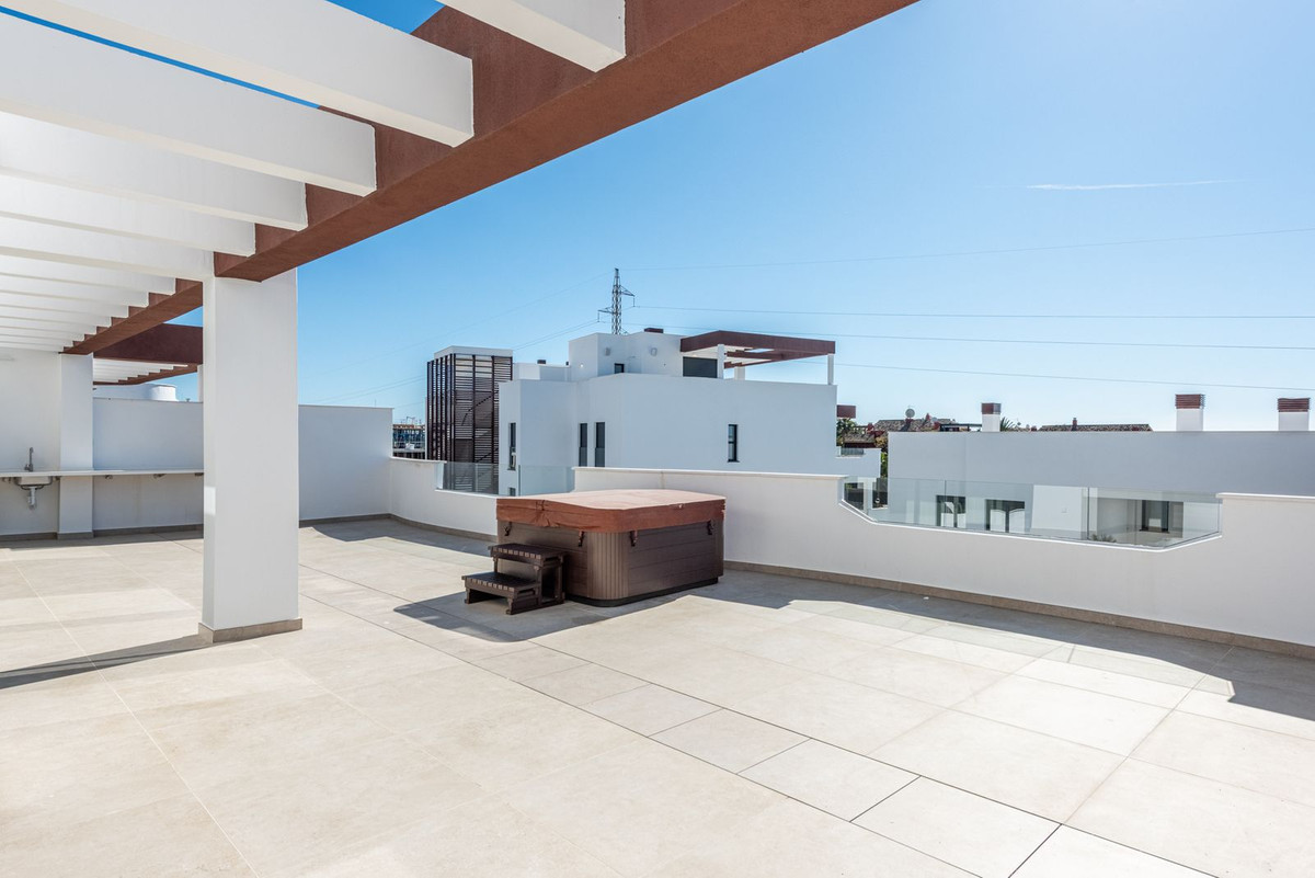 4 Bedroom Apartment for Sale in Estepona — 4