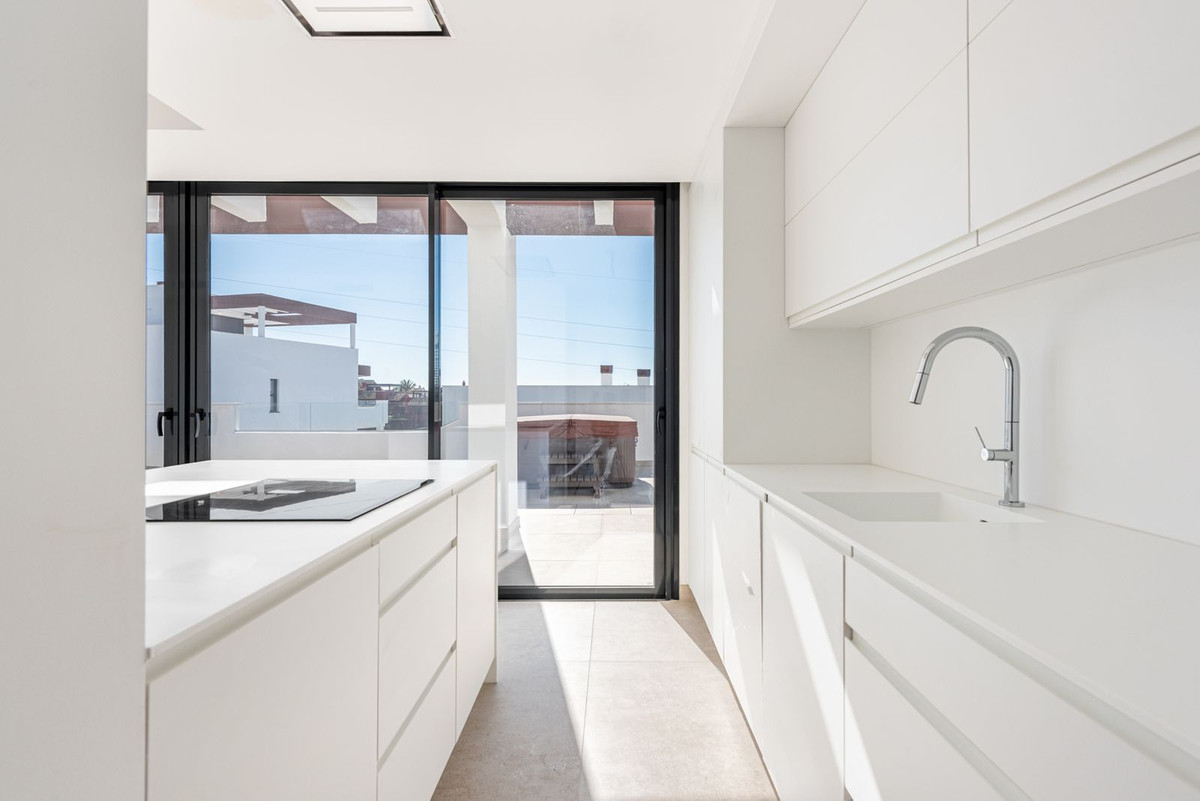 4 Bedroom Apartment for Sale in Estepona — 8