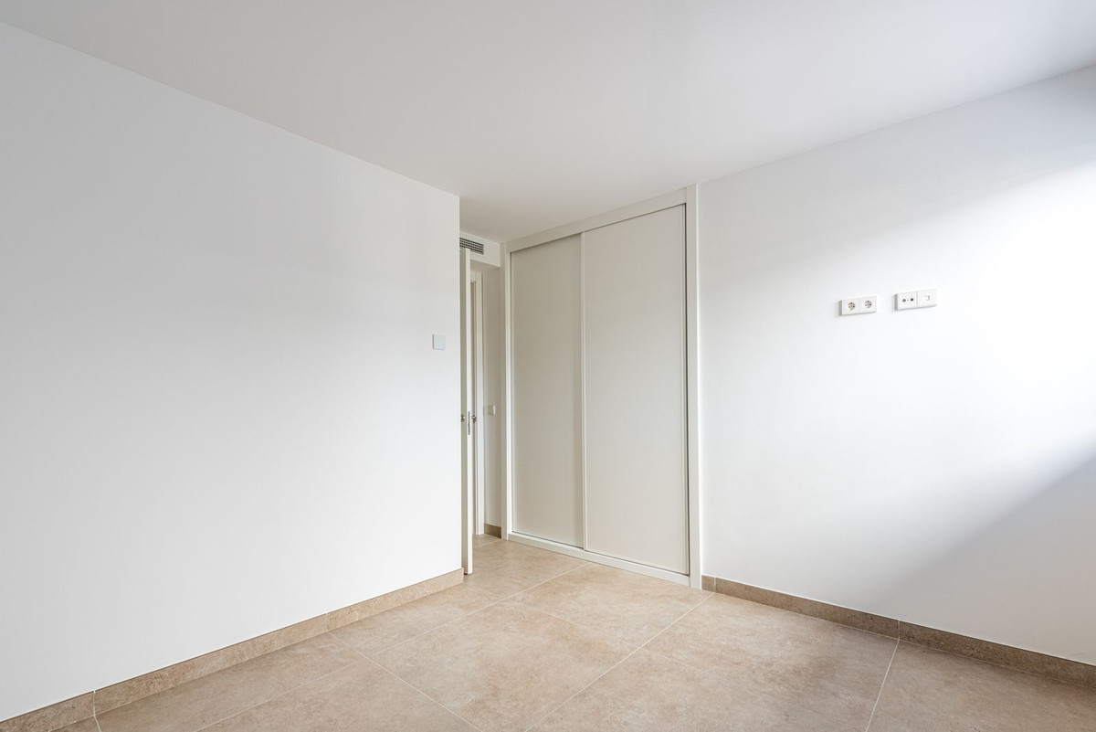 4 Bedroom Apartment for Sale in Estepona — view 10