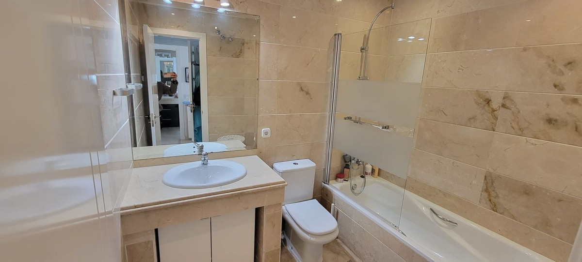 2 Bedroom Apartment for Sale in Puerto Banús — view 10