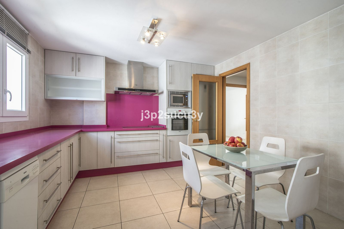 4 Bedroom Apartment for Sale in La Campana — 4