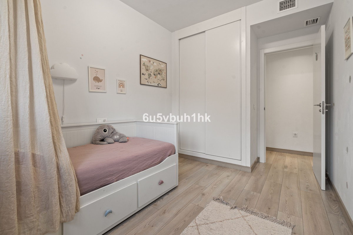 4 Bedroom Apartment for Sale in Estepona — view 13
