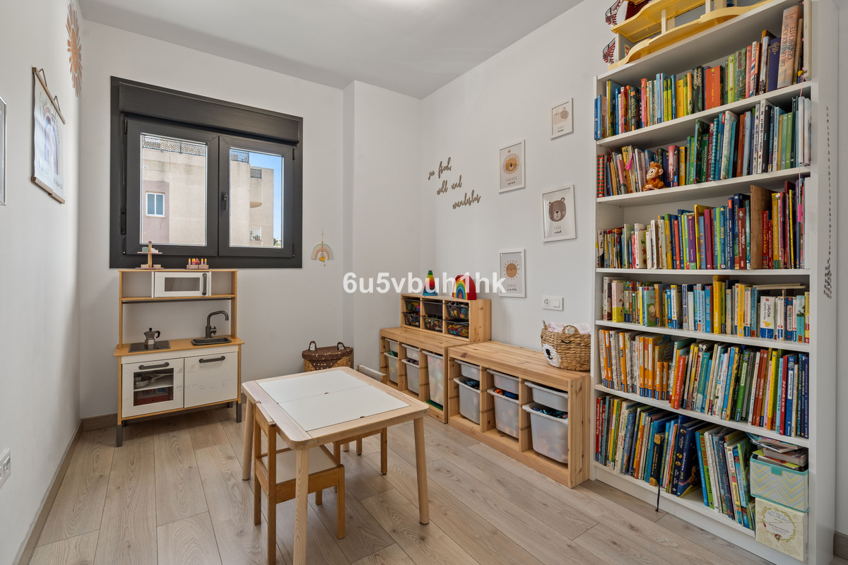 4 Bedroom Apartment for Sale in Estepona — view 16