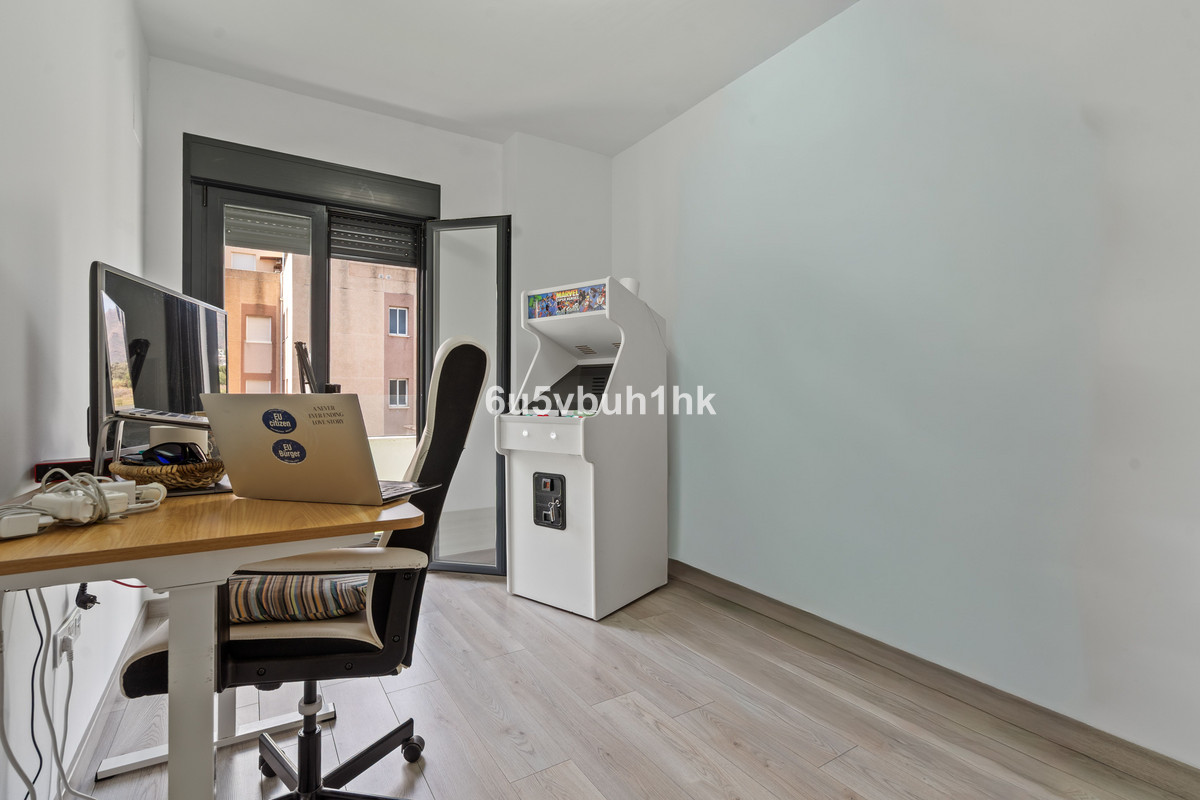 4 Bedroom Apartment for Sale in Estepona — view 17