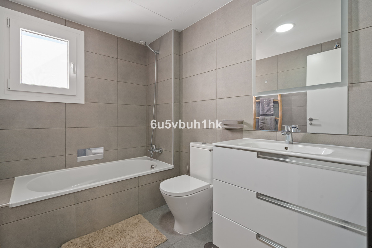 4 Bedroom Apartment for Sale in Estepona — view 19