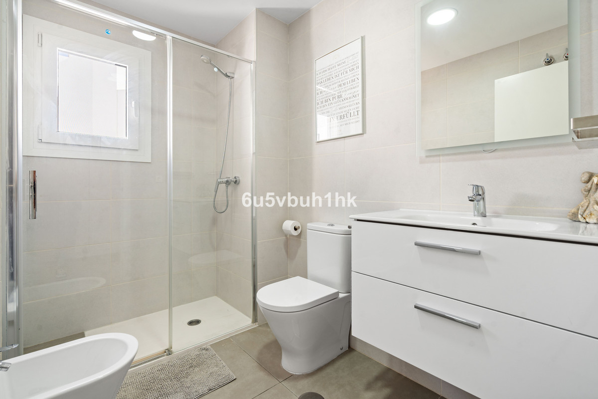 4 Bedroom Apartment for Sale in Estepona — view 20