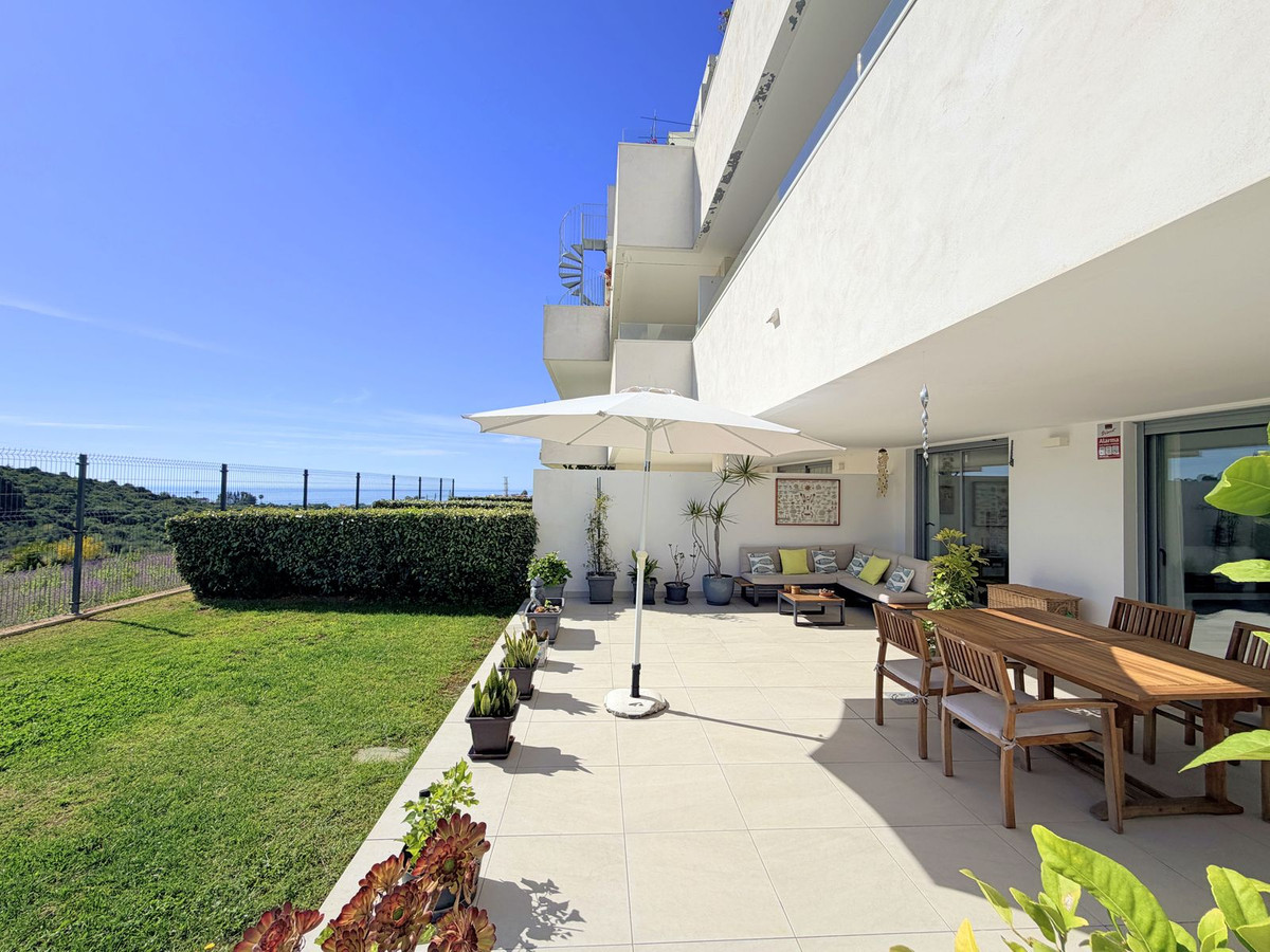 3 Bedroom Apartment for Sale in Estepona — 2