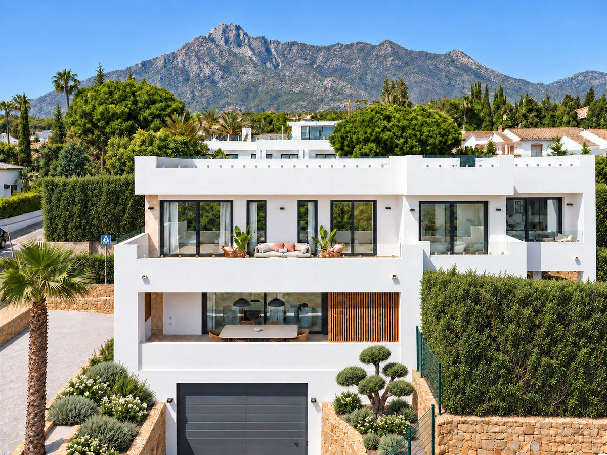 5 Bedroom Villa for Sale in Nagüeles