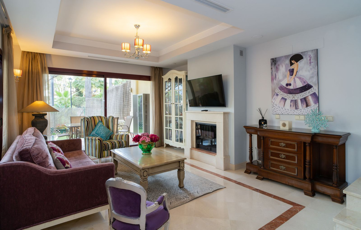 4 Bedroom Villa for Sale in Nueva Andalucía — 2