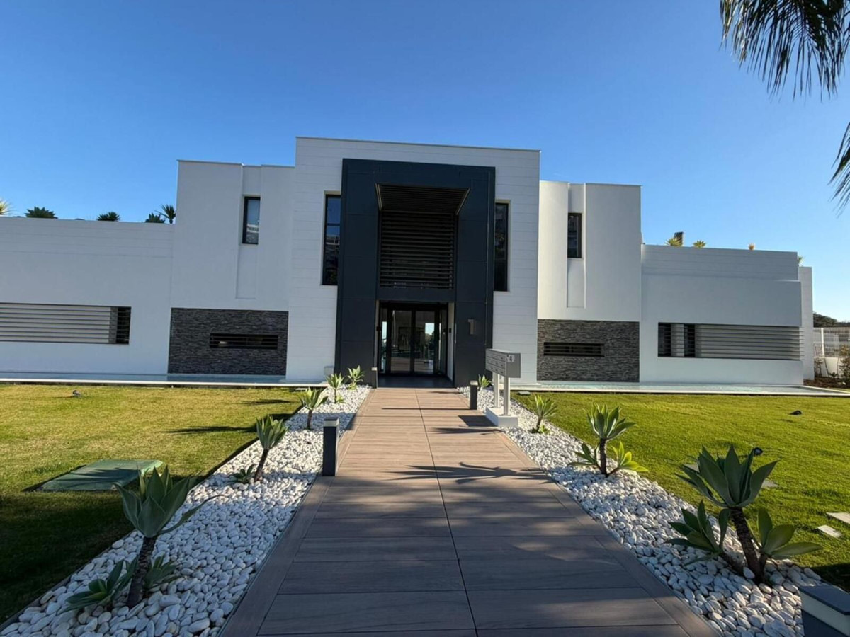 2 Bedroom Apartment for Sale in Benahavís — 2
