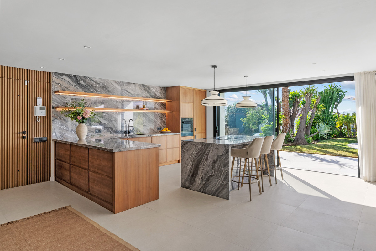 4 Bedroom Villa for Sale in Nueva Andalucía — 3
