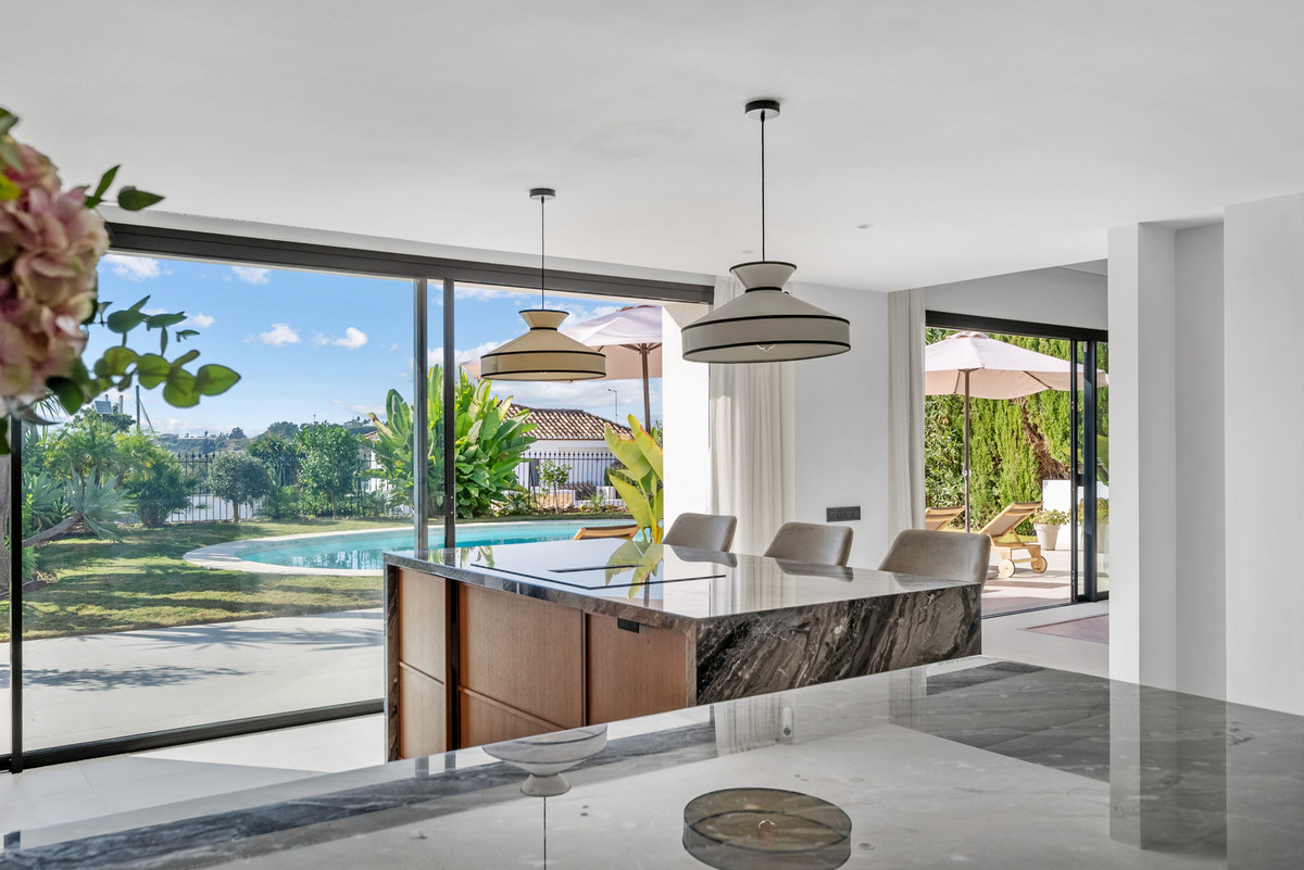 4 Bedroom Villa for Sale in Nueva Andalucía — 4