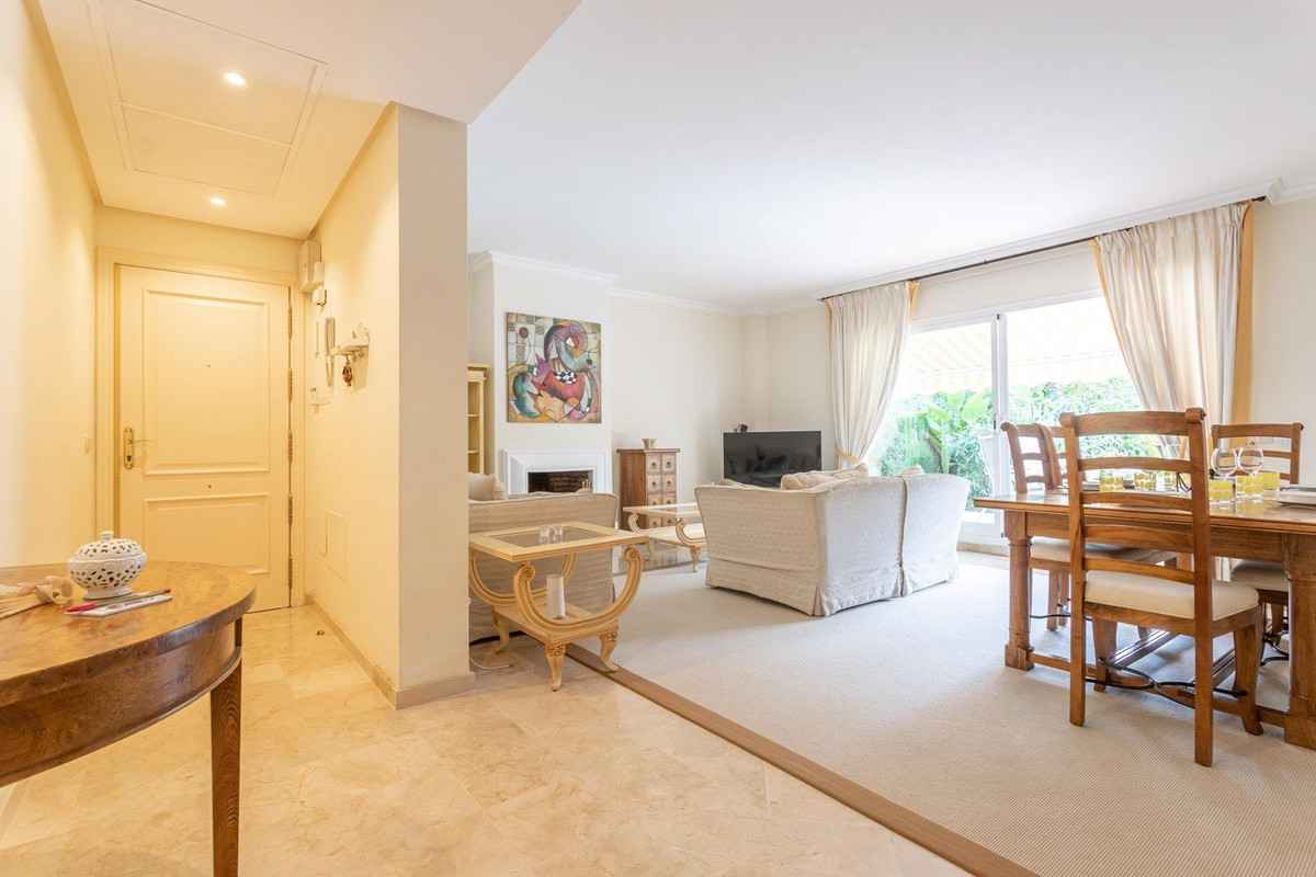 3 Bedroom Apartment for Sale in Benahavís — view 10