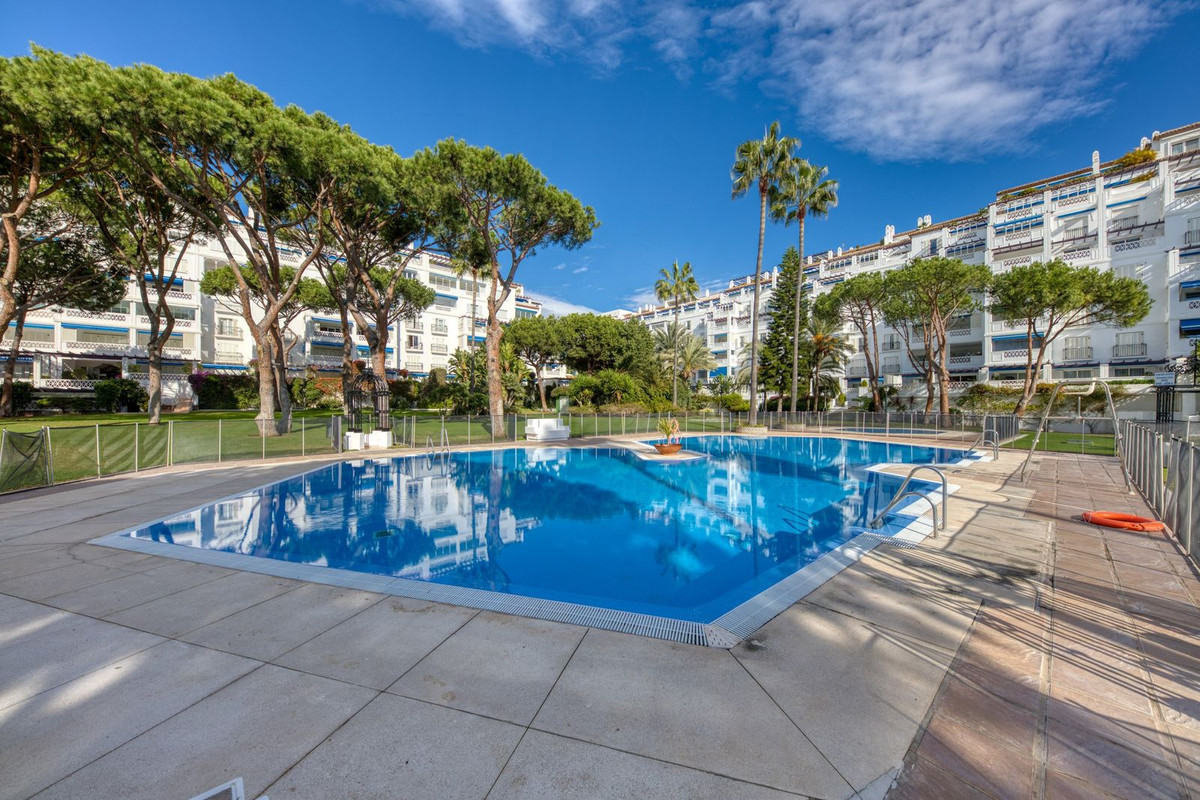 3 Bedroom Apartment for Sale in Puerto Banús — 2