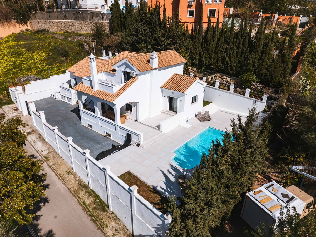 5 Bedroom Villa for Sale in Estepona