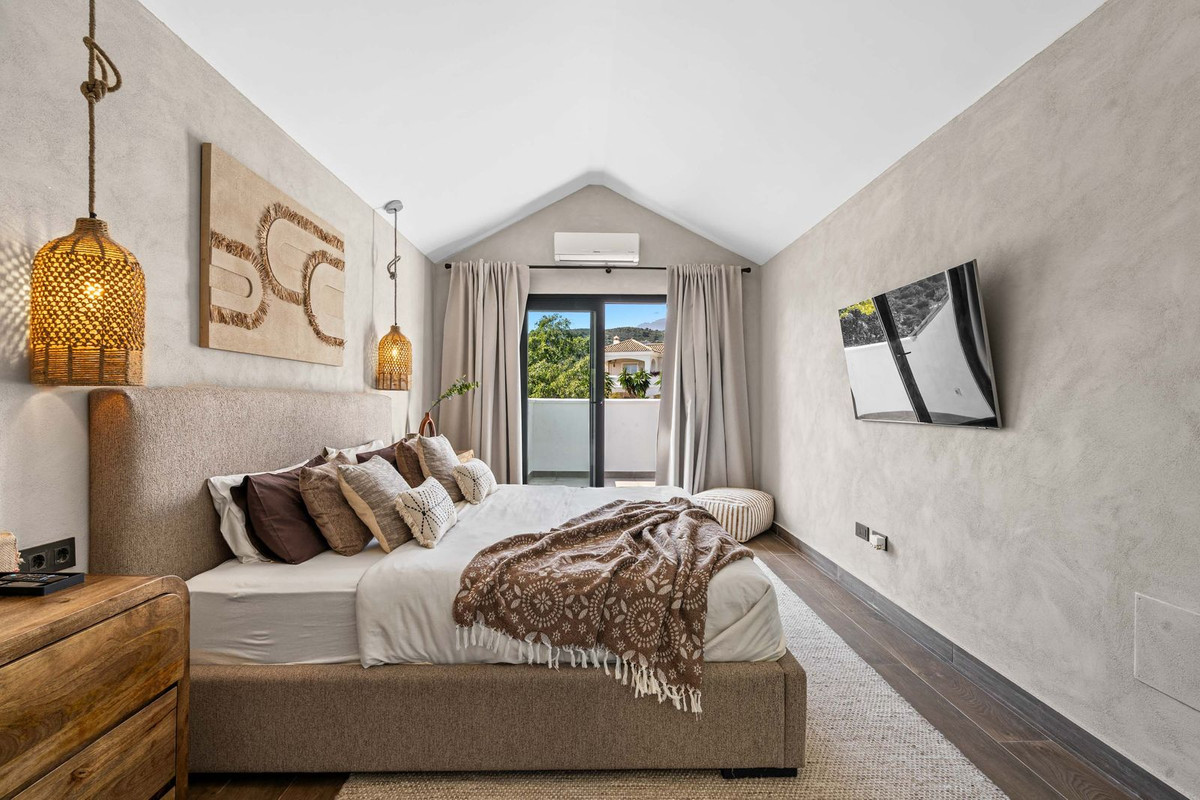 5 Bedroom Villa for Sale in Estepona — 2