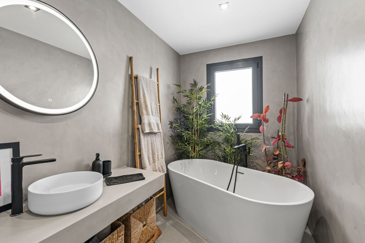 5 Bedroom Villa for Sale in Estepona — 5