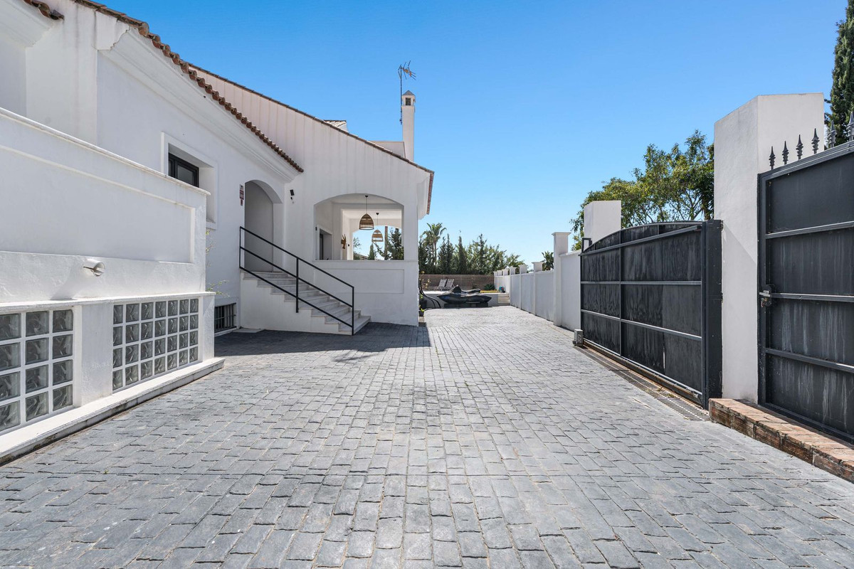 5 Bedroom Villa for Sale in Estepona — view 10