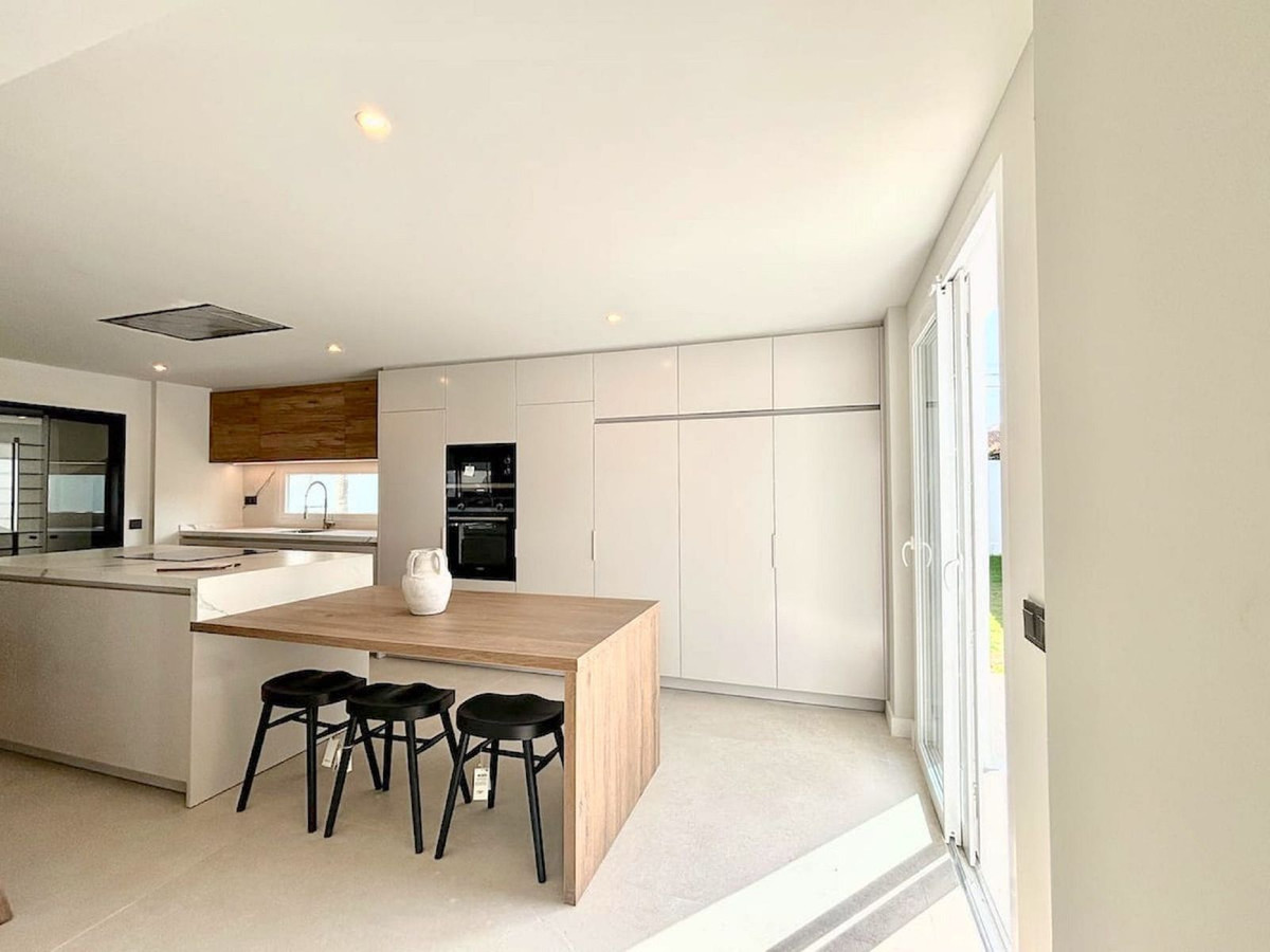 6 Bedroom Villa for Sale in Marbella — 8