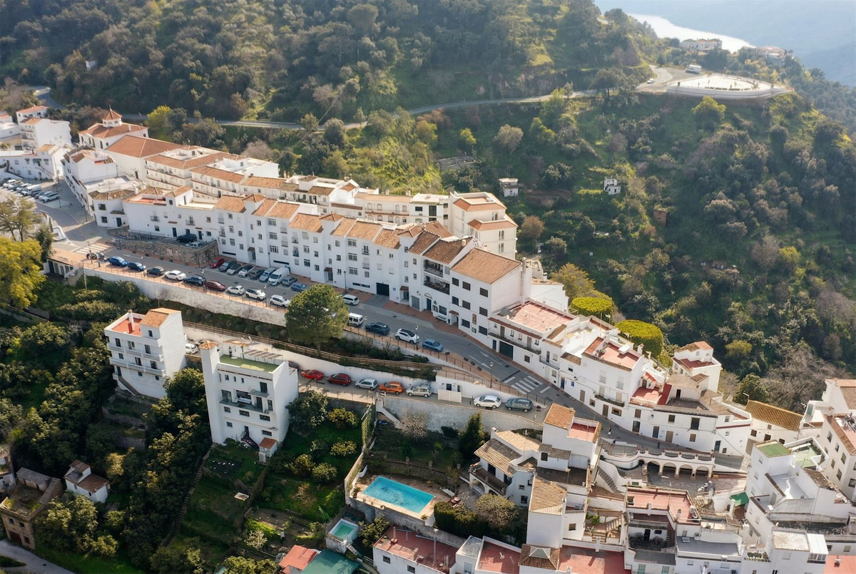 4 Bedroom Villa for Sale in Istán — 2
